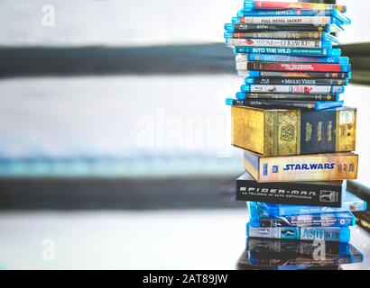 Leidenschaft für das Kino, eine Filmsammlung im Blue-Ray-Disc-Format in Hollywood Stockfoto