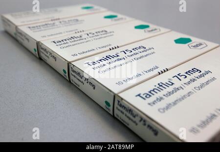 ***DATEI FOTO*** eine der letzten Packungen des Medikaments Tamiflu ist verfügbar, aber bereits von Kunden gebucht Ein Schild 'Grippe' (Chripka in CZ Stockfoto