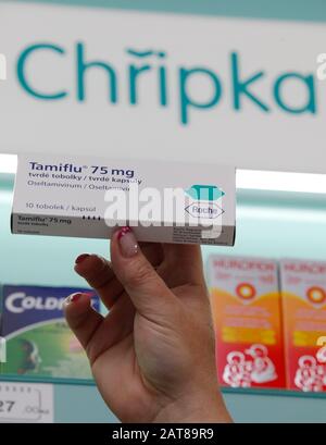 ***DATEI FOTO*** eine der letzten Packungen des Medikaments Tamiflu ist verfügbar, aber bereits von Kunden gebucht Ein Schild 'Grippe' (Chripka in CZ Stockfoto