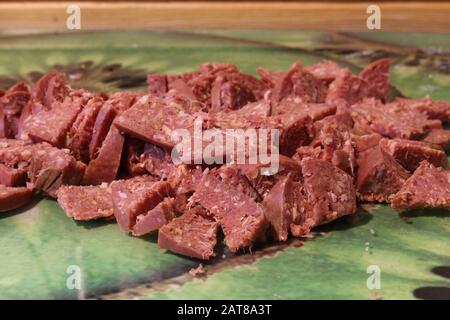 Türkische rohe Wurst sucuk in kleine Stücke geschnitten als Zutat für Suppen Stockfoto