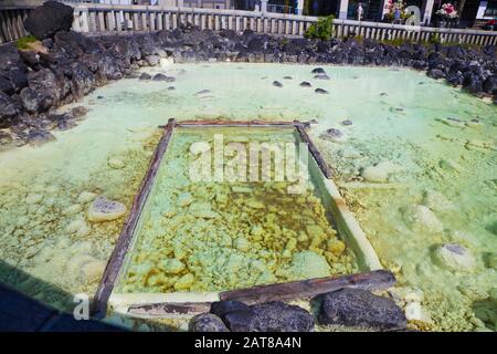 Yubatake Onsen, hot spring Holzkisten mit Mineralwasser in Kusatsu Onsen, Gunma Präfektur, Japan. Stockfoto