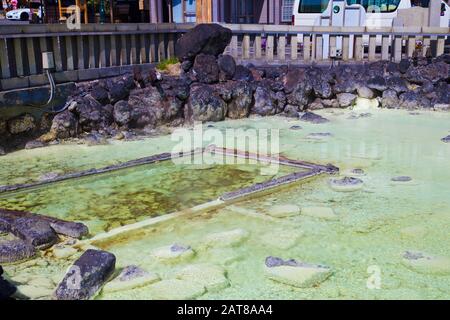 Yubatake Onsen, hot spring Holzkisten mit Mineralwasser in Kusatsu Onsen, Gunma Präfektur, Japan. Stockfoto