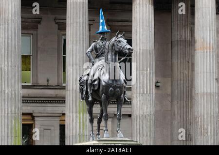 Glasgow, Schottland, Großbritannien. Januar 2020. Die Statue des Dukes of Wellington - berühmt dafür, dass sie einen orangefarbenen Verkehrskonus auf dem Kopf trägt - hat am Brexit Day in Glasgow, Scotland Credit: Kay Roxby/Alamy Live News eine EU-Umarbeitung Stockfoto