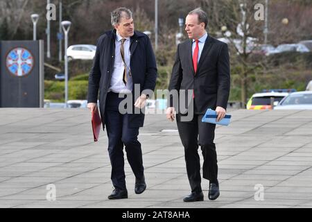 Außenminister für Nordirland Julian Smith (links) und Außenminister Dominic Raab treffen zu einer Kabinettssitzung im National Glass Centre an der University of Sunderland ein, der als erster Brexit bei der Bekanntgabe von Ergebnissen nach dem Referendum 2016 zurückgab. Stockfoto