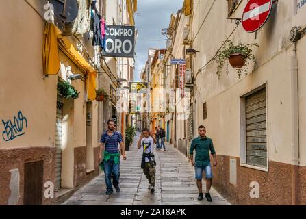 Junge Männer an Der Via Turritana, mittelalterlichen Straße im historischen Zentrum von Sassari, Sardinien, Italien Stockfoto