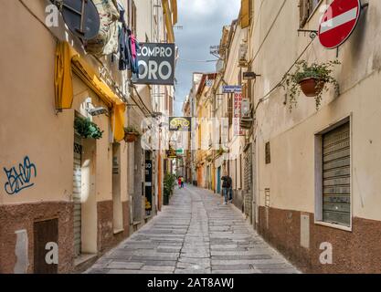 Über Turritana, mittelalterliche Straße im historischen Zentrum von Sassari, Sardinien, Italien Stockfoto