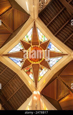 Low-Angle-Aufnahme eines modernen Buntglasfensters in Kathedrale von Sheffield Stockfoto