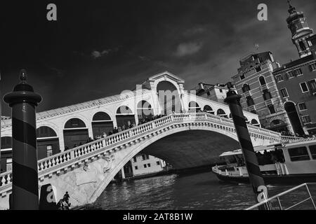 Venedig, ITALIEN - 20. Februar 2019: Ein Graustufenschuss der berühmten Rialto-Brücke in Venedig, Italien Stockfoto