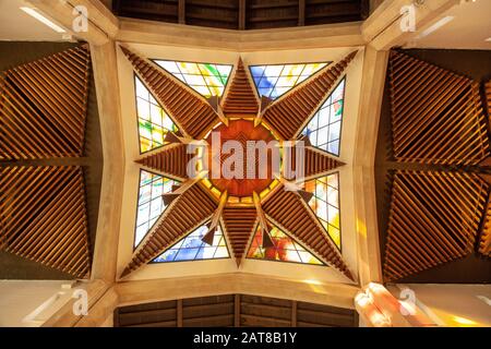 Low-Angle-Aufnahme eines modernen Buntglasfensters in Kathedrale von Sheffield Stockfoto