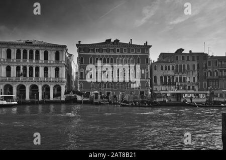 Venedig, ITALIEN - 20. Februar 2019: Ein Graustufenschuss des Canal Grande in Venedig, Italien Stockfoto