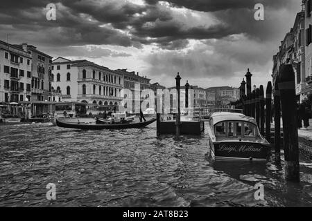 Venedig, ITALIEN - 20. Februar 2019: Ein Graustufenschuss des Canal Grande in Venedig, Italien Stockfoto