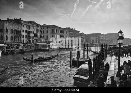 Venedig, ITALIEN - 20. Februar 2019: Ein Graustufenschuss des Canal Grande in Venedig, Italien Stockfoto