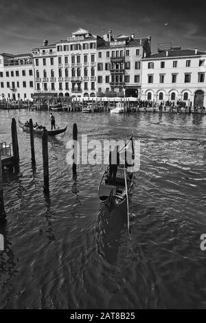 Venedig, ITALIEN - 20. Februar 2019: Ein Graustufenschuss des Canal Grande in Venedig, Italien Stockfoto