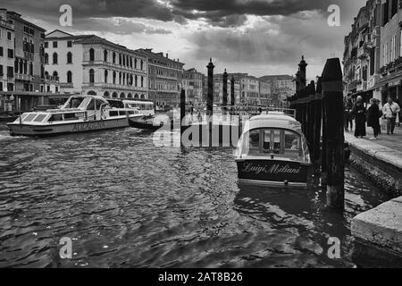 Venedig, ITALIEN - 20. Februar 2019: Ein Graustufenschuss des Canal Grande in Venedig, Italien Stockfoto