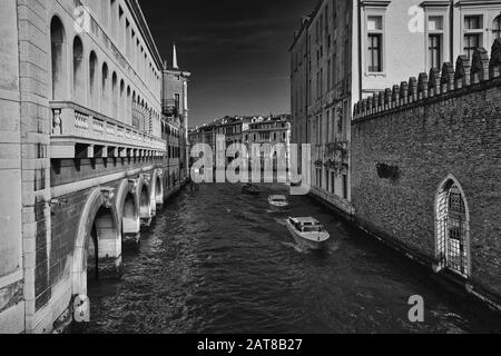 Venedig, ITALIEN - 20. Februar 2019: Ein Graustufenschuss des Canal Grande in Venedig, Italien Stockfoto