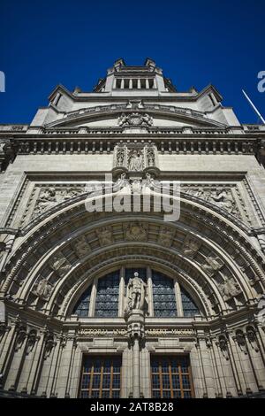 London, GROSSBRITANNIEN - 09. April 2019: Ein vertikaler Tiefwinkelschuss des Victoria and Albert Museum in Knightsbridge, Großbritannien Stockfoto