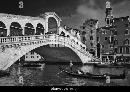 Venedig, ITALIEN - 20. Februar 2019: Ein Graustufenschuss der berühmten Rialto-Brücke in Venedig, Italien Stockfoto