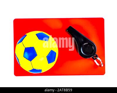 Fußball und Rote Karte mit dem Pfiff eines Fußballschiedsrichters auf weißem Hintergrund. Fußball. Meisterschaft. Welt. Europa. Schiedsrichter. Platz für Text. Stockfoto