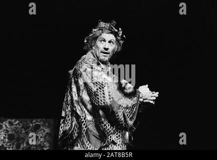 Ian McKellen (Faustus) in DOKTOR FAUSTUS von Christopher Marlowe unter der Regie von John Barton für die Royal Shakespeare Company (RSC) am Aldwych Theatre, London im Jahr 1974. Sir Ian Murray McKellen, geboren 1939, Burnley, England. Englischer Bühnen- und Filmschauspieler. Mitbegründer von Stonewall, der 1990 zum Ritter geschlagen wurde, machte 2007 eine Companion of Honor. Stockfoto