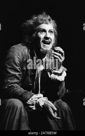 Ian McKellen (Faustus) in DOKTOR FAUSTUS von Christopher Marlowe unter der Regie von John Barton für die Royal Shakespeare Company (RSC) am Aldwych Theatre, London im Jahr 1974. Sir Ian Murray McKellen, geboren 1939, Burnley, England. Englischer Bühnen- und Filmschauspieler. Mitbegründer von Stonewall, der 1990 zum Ritter geschlagen wurde, machte 2007 eine Companion of Honor. Stockfoto