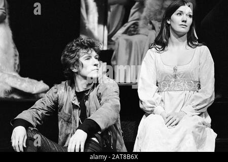 Ian McKellen (Hamlet), Susan Fleetwood (Ophelia) in HAMLET von Shakespeare unter der Regie von Robert Chetwyn für die Prospect Theatre Company im Jahr 1971. Sir Ian Murray McKellen, geboren 1939, Burnley, England. Englischer Bühnen- und Filmschauspieler. Mitbegründer von Stonewall, der 1990 zum Ritter geschlagen wurde, machte 2007 eine Companion of Honor. Susan Maureen Fleetwood, britische Bühnen-, Film- und Fernsehschauspielerin, geboren am 21. September 1944 St Andrews, starb am 29. September 1995 in Salisbury. Stockfoto