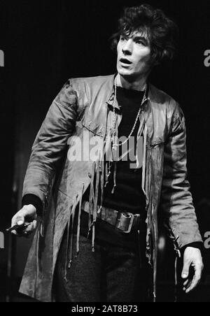 Ian McKellen (Hamlet) in HAMLET von Shakespeare unter der Regie von Robert Chetwyn für die Prospect Theatre Company im Jahr 1971. Sir Ian Murray McKellen, geboren 1939, Burnley, England. Englischer Bühnen- und Filmschauspieler. Mitbegründer von Stonewall, der 1990 zum Ritter geschlagen wurde, machte 2007 eine Companion of Honor. Stockfoto