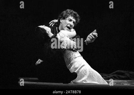 Francesca Annis (Juliet), Ian McKellen (Romeo) in ROMEO UND JULIA von Shakespeare unter der Regie von Trevor Nunn für die Royal Shakespeare Company (RSC) in Stratford-upon-Avon im Jahr 1976. Sir Ian Murray McKellen, geboren 1939, Burnley, England. Englischer Bühnen- und Filmschauspieler. Mitbegründer von Stonewall, der 1990 zum Ritter geschlagen wurde, machte 2007 eine Companion of Honor. Stockfoto