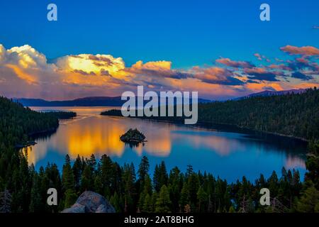 Sonnenuntergang in Emerald Bay, South Lake Tahoe. Bunte Sonnenuntergänge am Bergsee mit einer kleinen Insel in der Mitte