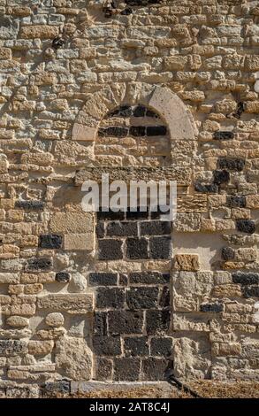 Versperrte Fenster in der Kirche San Michele di Salvenero, 12. Bis 13. Jahrhundert, romanischer Stil, in der Nähe der Gemeinde Ploaghe, Logudoro, Sassari, Sardinien, Italien Stockfoto