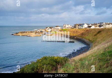 Die Bucht und der Hafen von Portballintrae, einem kleinen Küstendorf im County Antrim, Nordirland Stockfoto