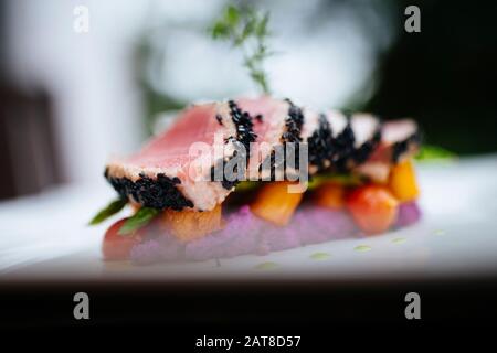 Nahaufnahme von Sesam verkrustetem Thunfisch auf einem Teller. Stockfoto