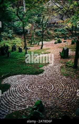 Schotterweg mit konzentrischen Mustern an einem Zen-Felsengarten. Stockfoto