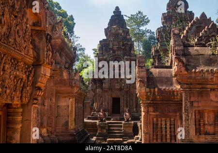 Banteay Srei oder Banteay Srey ist ein kambodischer Tempel aus dem 10. Jahrhundert, der dem hindu-gott Shiva, Angkor, Kambodscha gewidmet ist Stockfoto