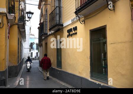 Ein Moped auf der Calle Boteros, Bezirk Alfalfa, Sevilla, Spanien Stockfoto