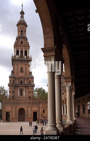 Der Nordturm an der Plaza de España, Sevilla, Spanien Stockfoto