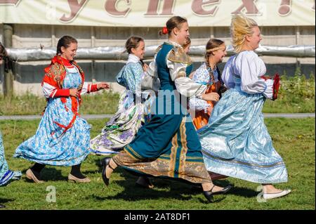 Frauen in traditionellen russischen Kleid laufen Stockfoto