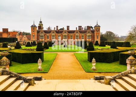 Ein Foto von Blickling Hall in Norfolk, das einen Blick über die formalen Gärten des Anwesens führte. Stockfoto