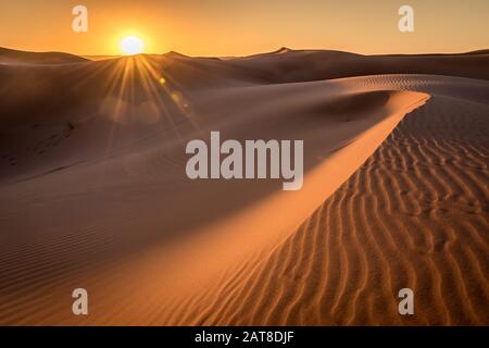 Sonnenaufgang über den Dunes der Sahara, Merzouga, Marokko Stockfoto