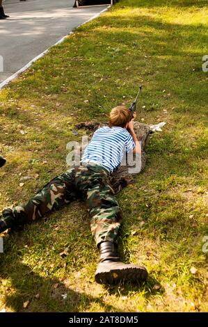 Junger Mann zielte mit Luftgewehr Stockfoto