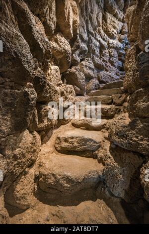 Treppe am Hauptturm von Nuraghe Santu Antine, 19. Bis 18. Jahrhundert v. Chr., Bronze, Megalithanlage, in der Nähe von Torralba, Sardinien, Italien Stockfoto