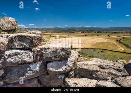 Blick auf das Valle dei Nuraghi vom Turm in Nuraghe Santu Antine, 19. Bis 18. Jahrhundert v. Chr., Bronze, Megalithanlage, in der Nähe von Torralba, Sardinien, Italien Stockfoto