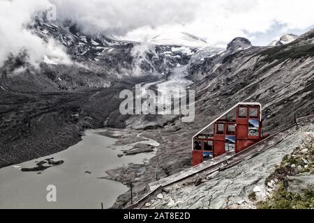 Standseilbahn mit Mt Großglockner, Pasterze-Gletscher hinten, Kaiser-Franz-Josefin-Höhe, Kärntner, Österreich. Europa, Österreich, Kärntnerischen. Stockfoto