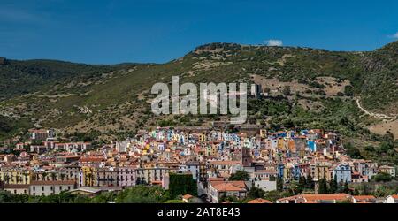 Allgemeine Ansicht der Stadt von Bosa, Castello Malaspina in Distanz, Bosa, Provinz Oristano, Sardinien, Italien Stockfoto