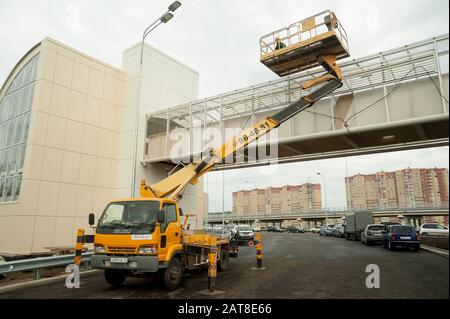 In Tjumen, Russland - 13. August 2019: Bau der Autobahn Ausfahrt auf Fedyuninsky Straße. Builder auf autotower Konstruktion machen die Arbeit an der Brücke Stockfoto