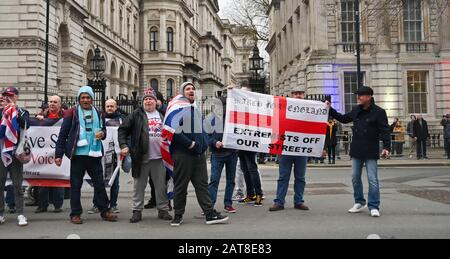 London UK 31. Januar 2020 - Brexit Anhänger und Mitglieder des Marsches für England außerhalb Downing Street ion Whitehall London, während Großbritannien sich darauf vorbereitet, die EU später am Abend 47 Jahre nach seinem Beitritt zu verlassen: Credit Simon Dack/Alamy Live News Stockfoto