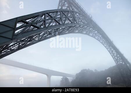 Schöne Brücken über den Fluss Douro, Porto, Portugal. Stockfoto