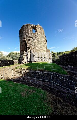 Ein Schloss und St. Bridgets Kirche sind die wichtigsten Gebäude in Skenfrith (Walisisch: Ynysgynwraidd) - ein kleines Dorf in Monmouthshire, Südosten Wales. Ich Stockfoto