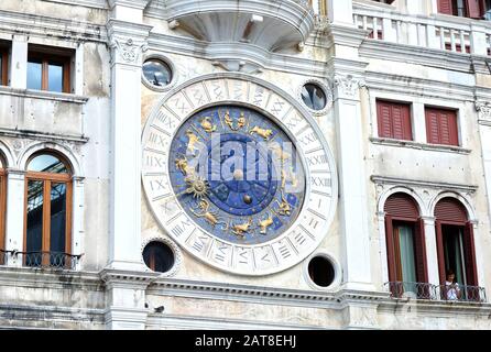 Venedig, Italien: Detail vom Uhrturm Saint Marks (Torre del'Orologio) auf dem Markusplatz (Piazza san Marco) Mit Blauen Stockfoto