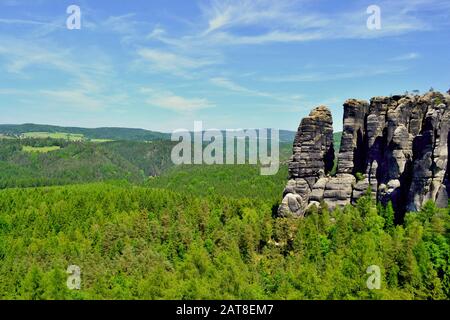 Spektakuläre Sandsteintürme in der schönen Natur der Sächsischen Schweiz, Deutschland. Stockfoto