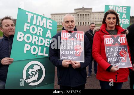 Sinn-Fein-Aktivisten fordern eine Grenzumfrage, inszenieren eine Demonstration vor Parlamentsgebäuden, Stormont, Belfast, vor dem Austritt Großbritanniens aus der Europäischen Union um 23 Uhr am Freitag. Stockfoto